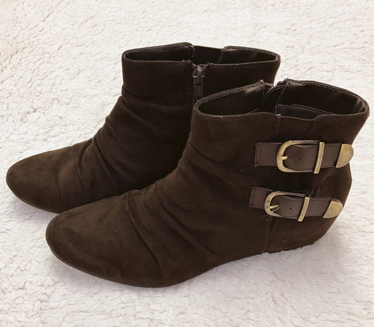 andrew geller Shoe Size 10 Brown suede booties