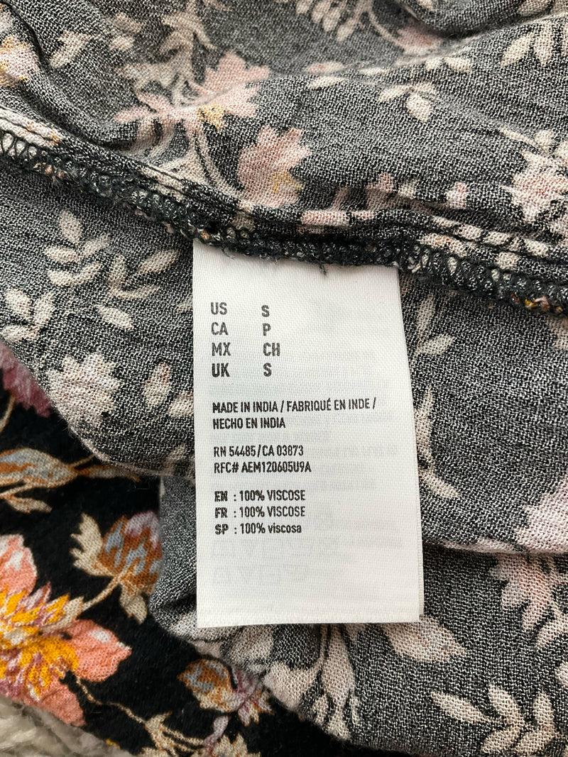 Fabric content tag showing 100% viscose material and RN 54485 on American Eagle black/mustard floral cami top, size small.