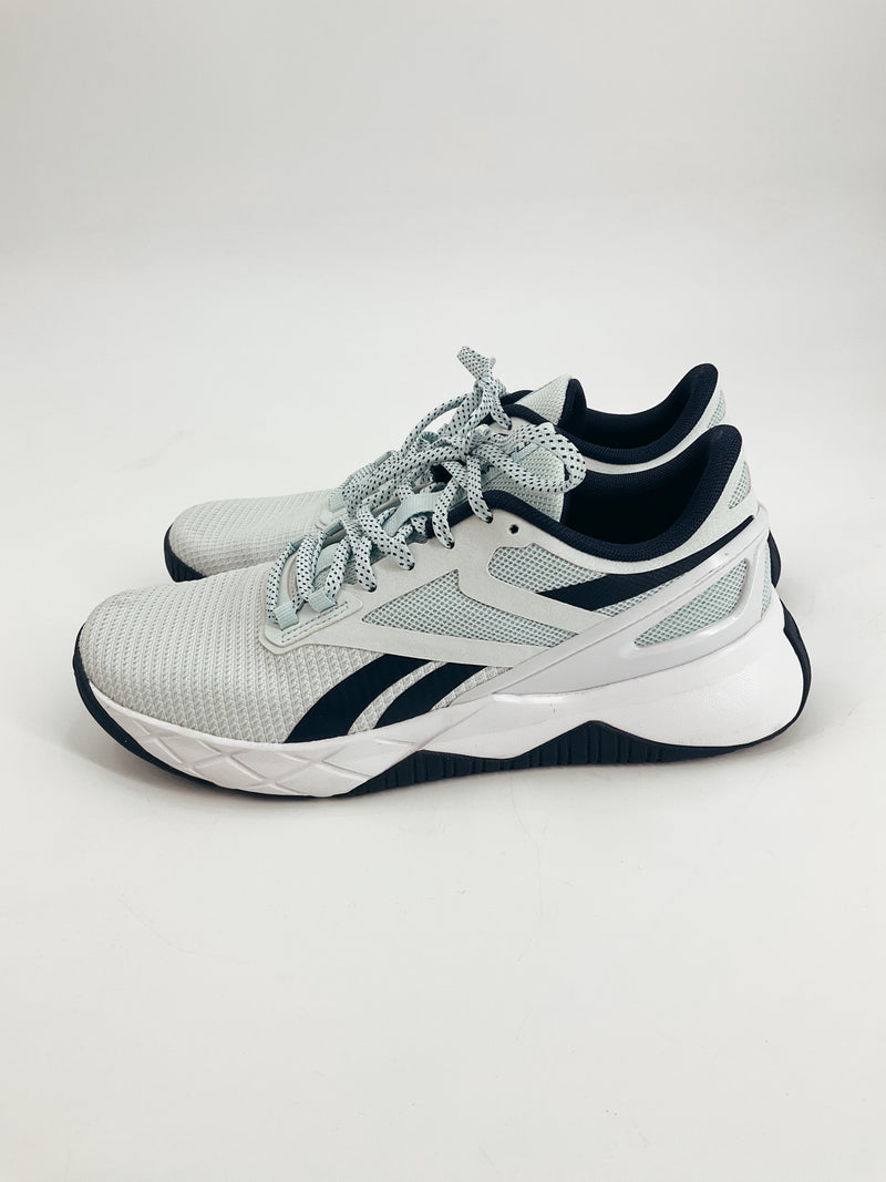 Reebok Mint/Navy Solid Pre-Owned Ladies Sneakers Size 7.5 with mesh upper and cushioned sole, ideal for casual wear or light workouts.