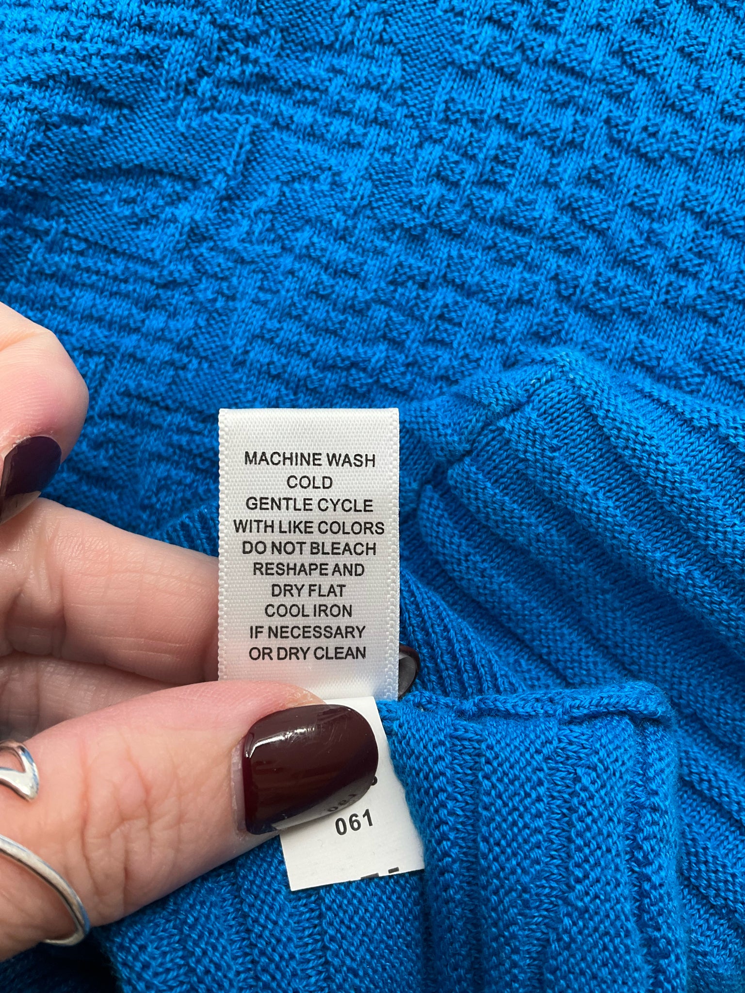 Cable &amp; Gauge Blue Textured Pre-Owned Ladies Top - Size Medium Petite