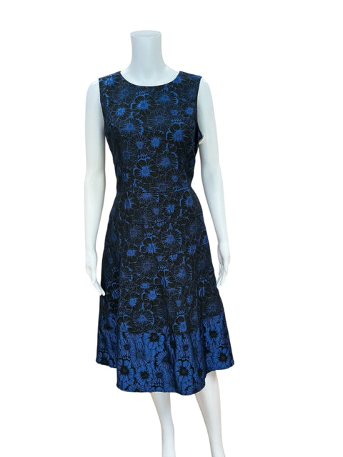 Pre-owned Anne Klein size 10 floral jacquard dress displayed on a mannequin, showcasing its sleeveless design and elegant fit and flare cut.