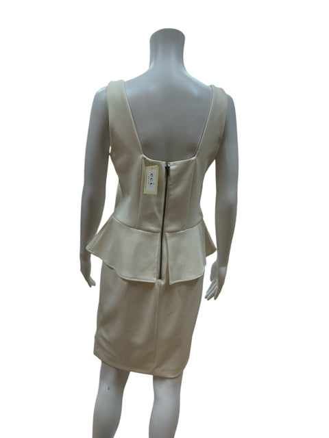 Back view of Eci White Solid Sleeveless Pre-Owned Ladies Dress - Size 10 featuring deep V-back and exposed zipper closure on mannequin.