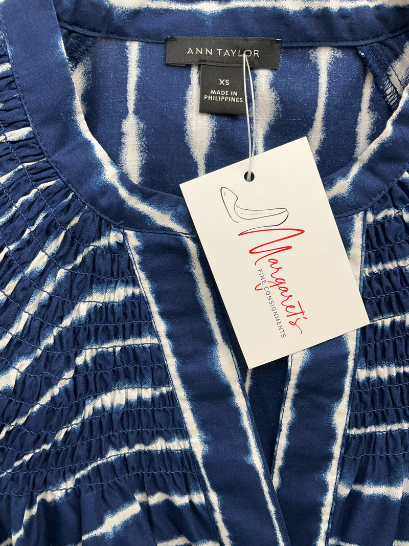 Ann Taylor Navy/White Print Pre-Owned Ladies Top - Size XS