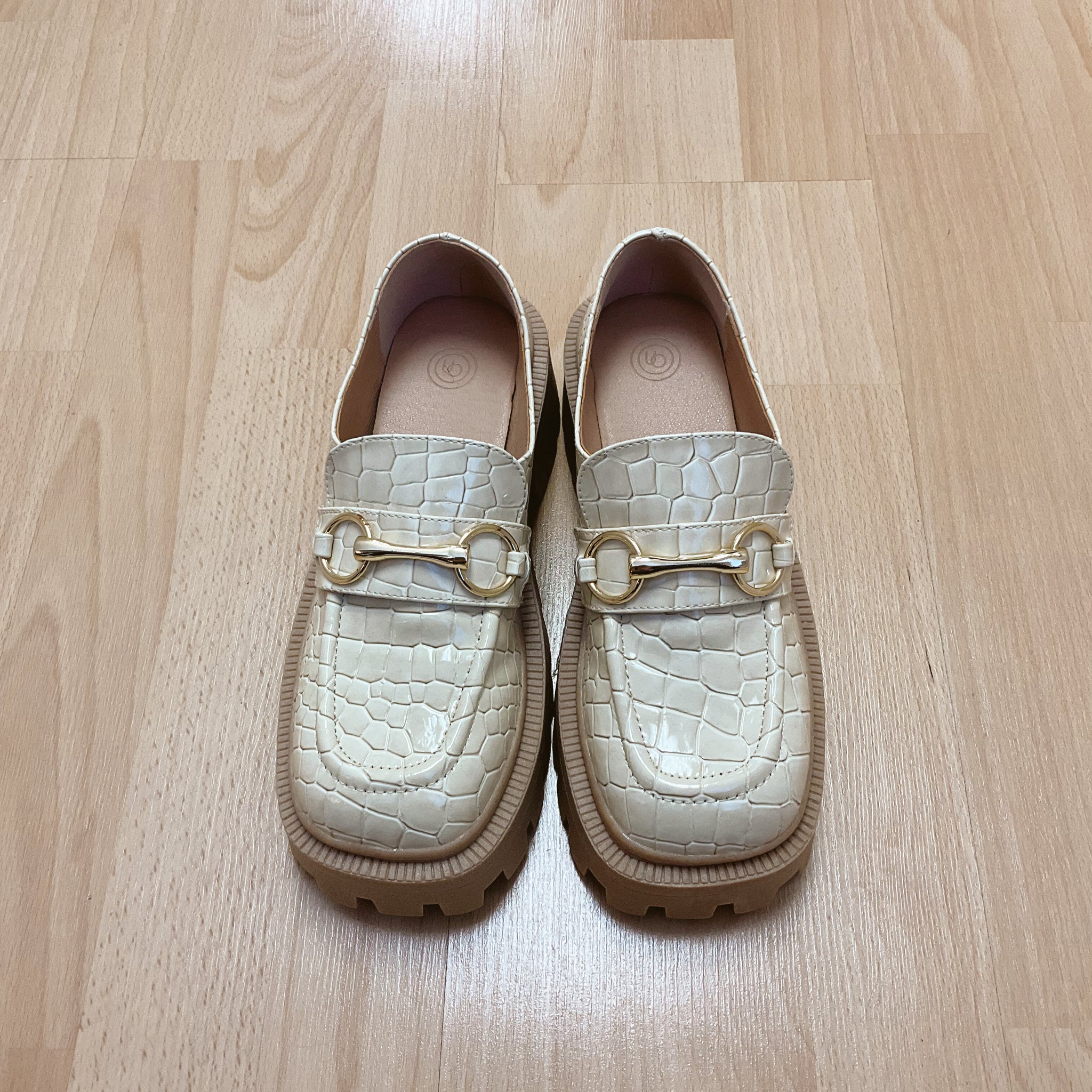 Urban Outfitters Cream Crocodile Loafers Size 6 - front view