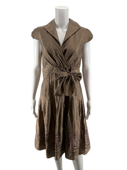 Adrianna Papell Size 8 Taupe Solid Pre-Owned Ladies Dress