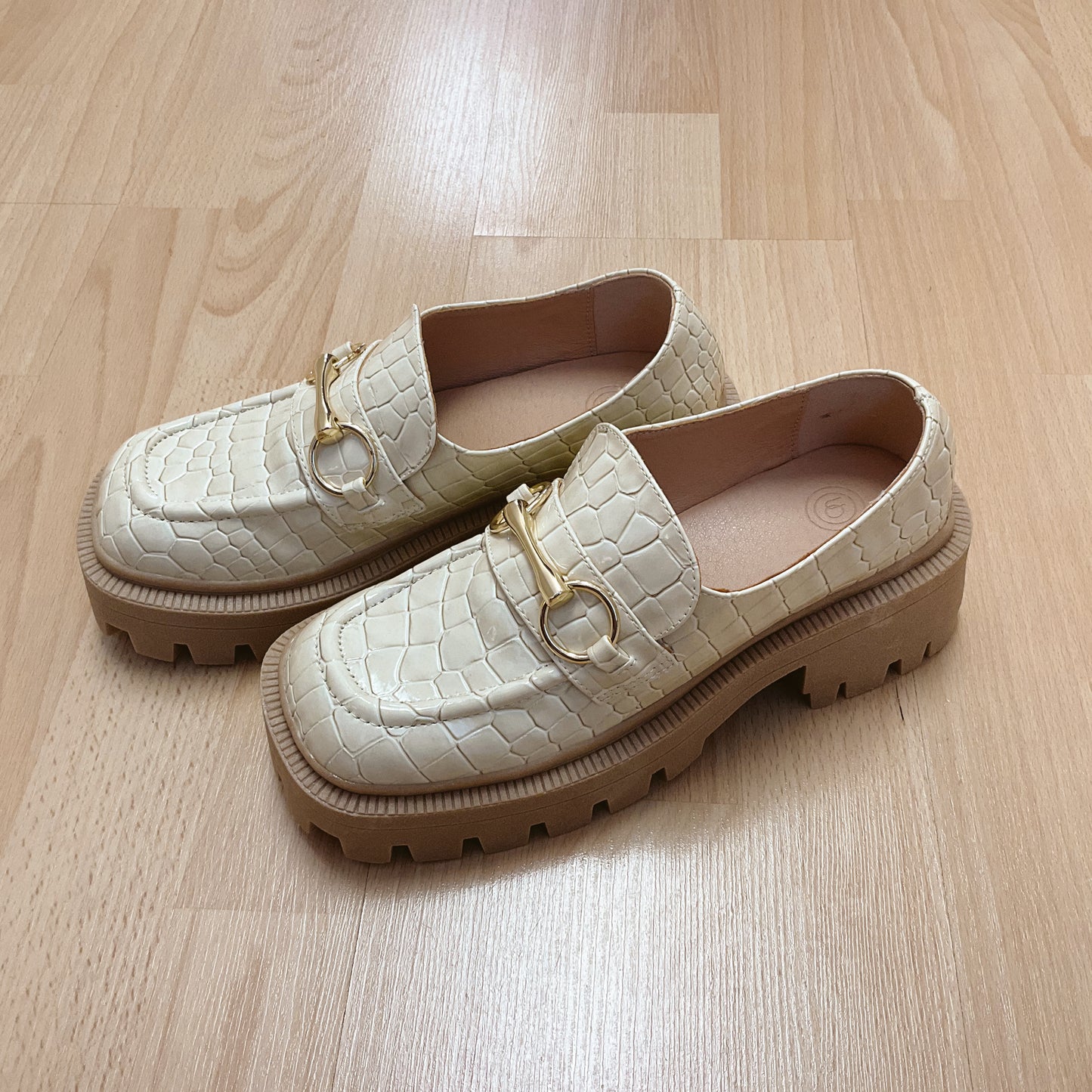 Urban Outfitters Shoe Size 6 Cream crocodile Loafers