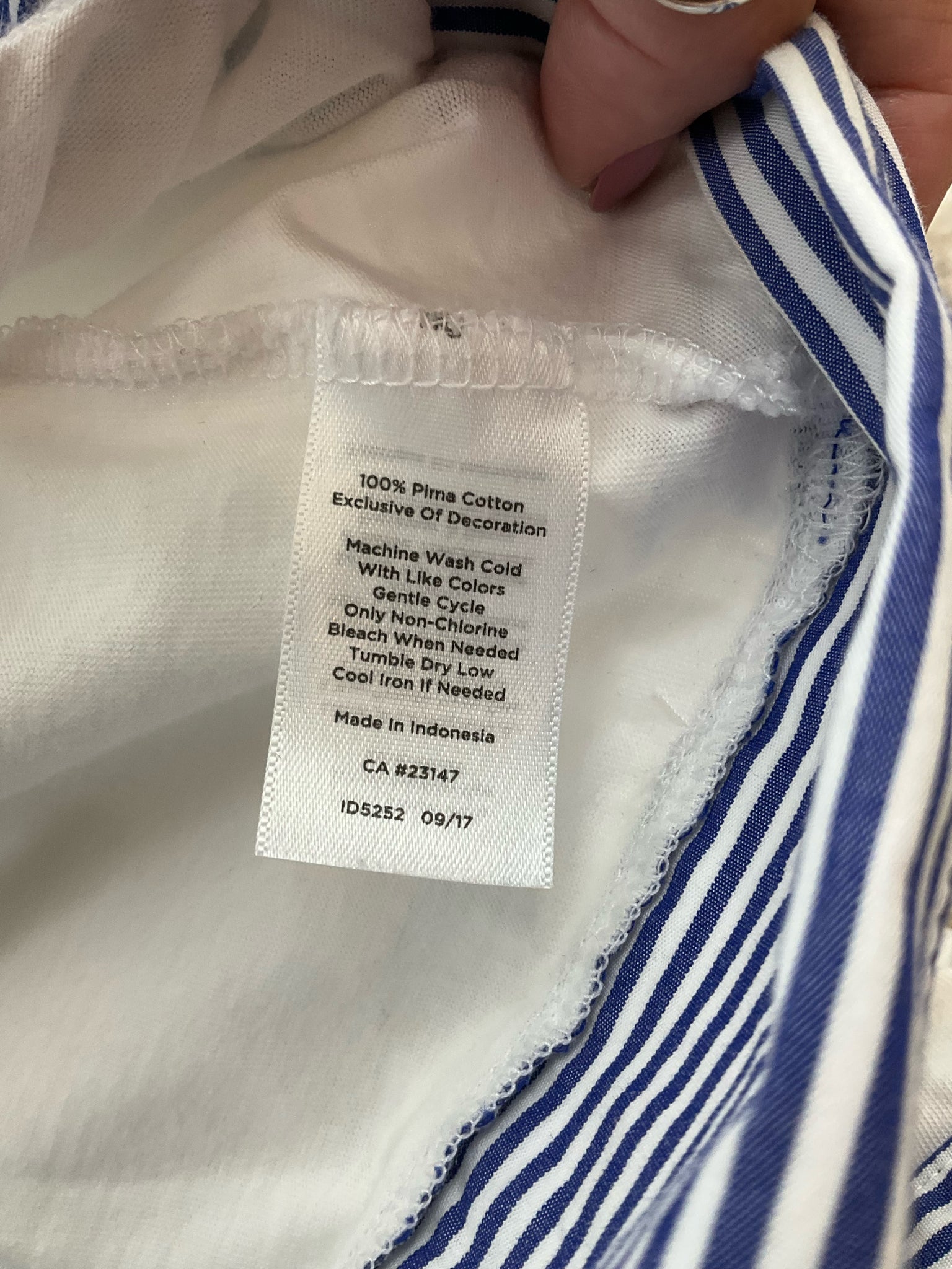 Talbots White/Blue Solid Pre-Owned Ladies Top - Size Large