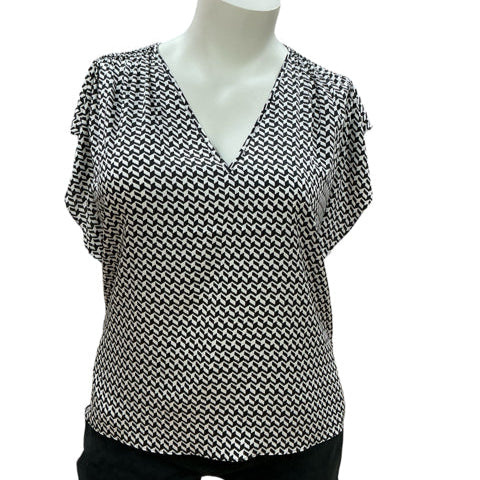 White House Black Market Top in black and white geometric print, size XL. Pre-owned blouse with V-neck and flutter sleeves for casual wear.