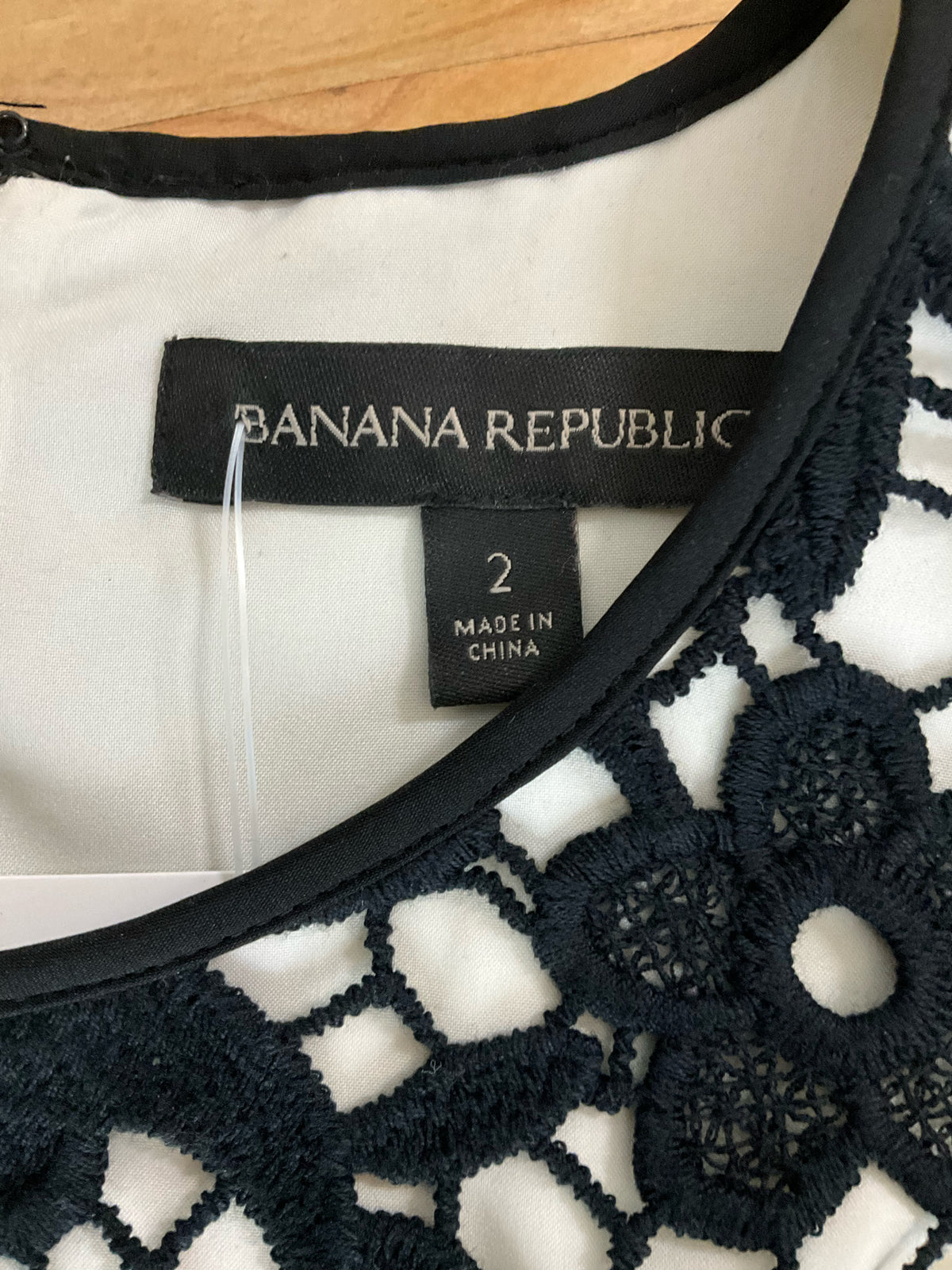 Banana Republic Black, White Embroidered Lace Sleeveless Sheath Dress Size 2 - ONLINE ONLY