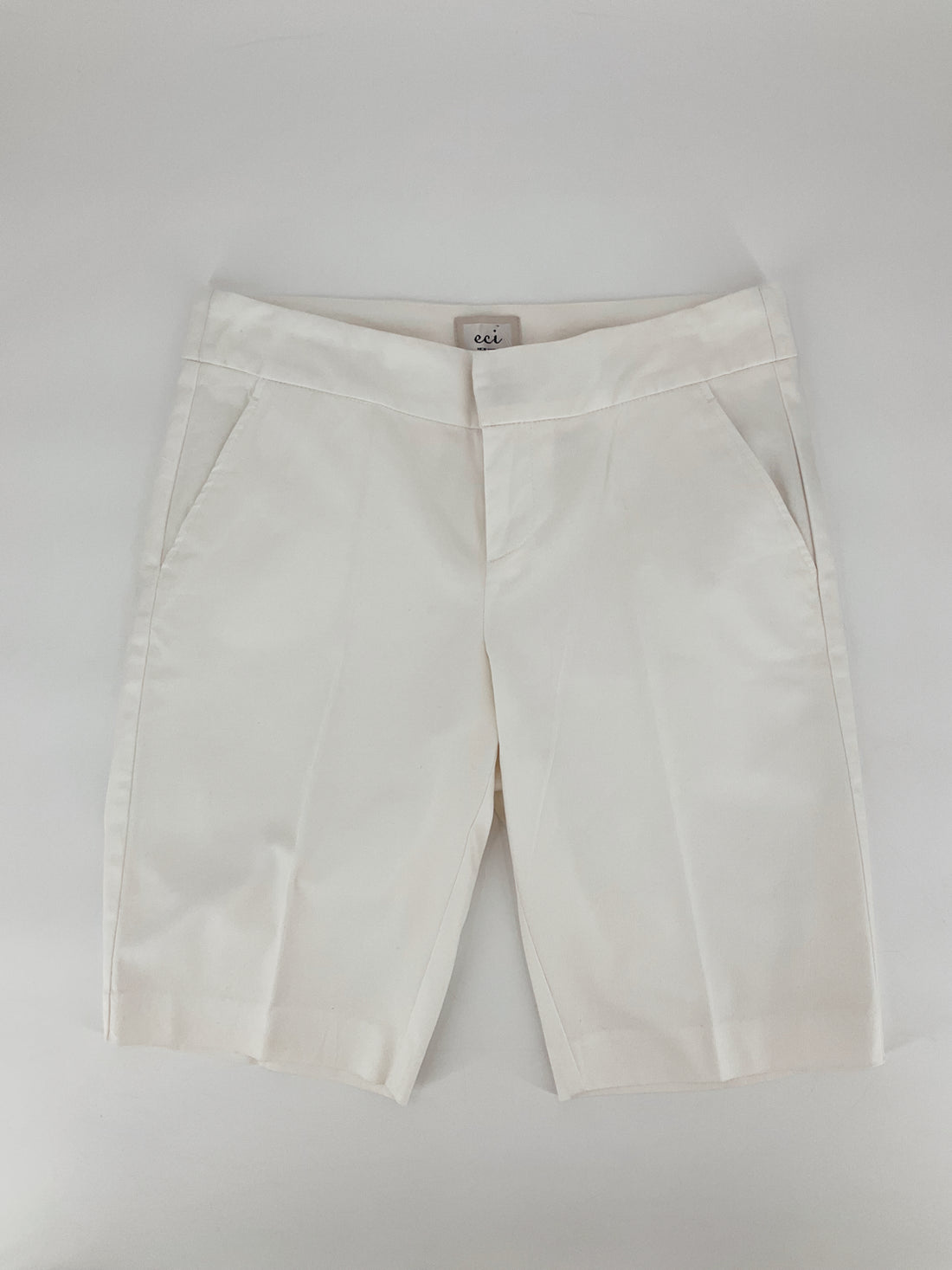 Eci White Solid Pre-Owned Ladies Shorts - Size 6 - Margaret’s Fine Consignment