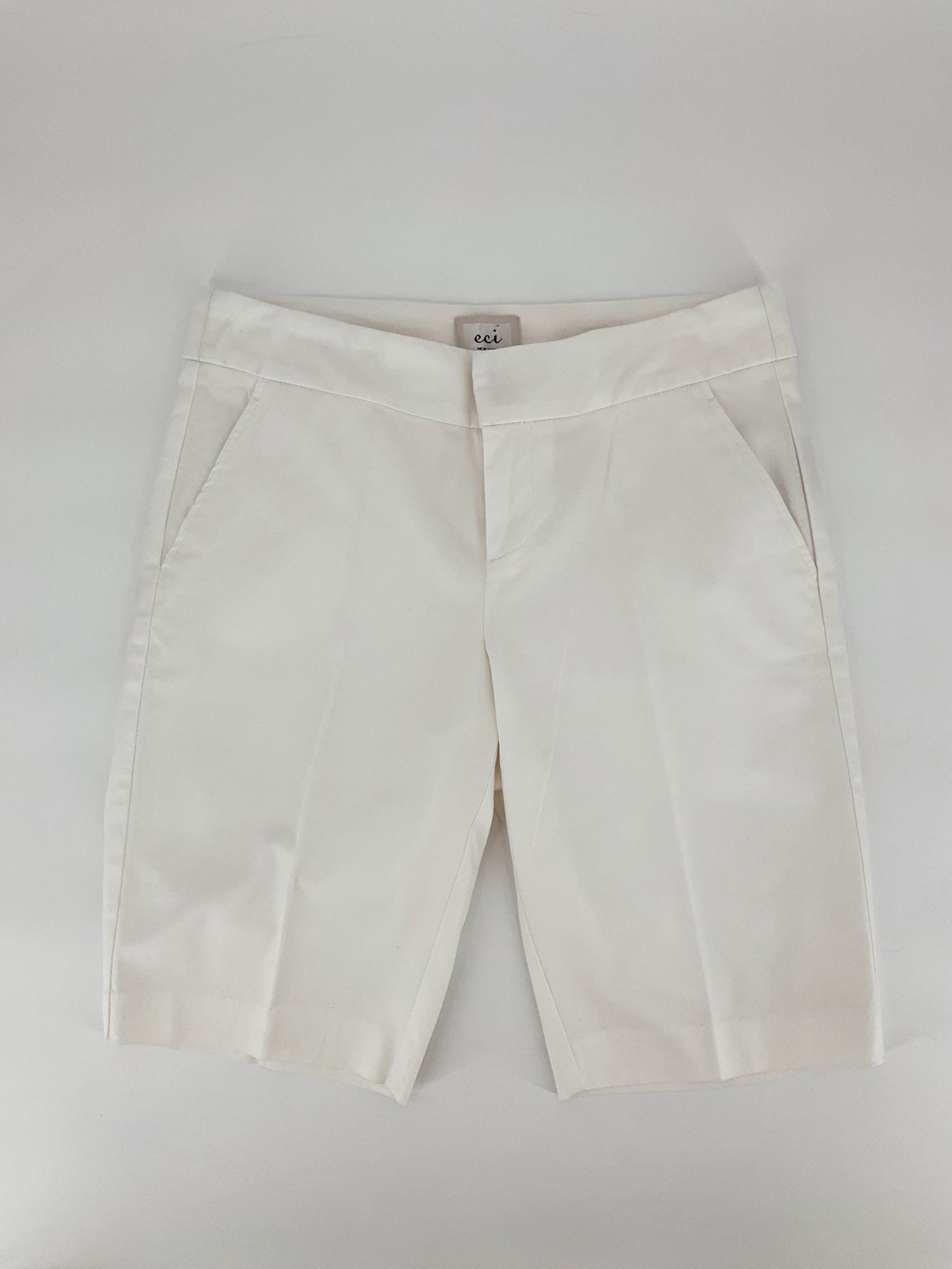 Eci White Solid Pre-Owned Ladies Shorts - Size 6 - Margaret’s Fine Consignment