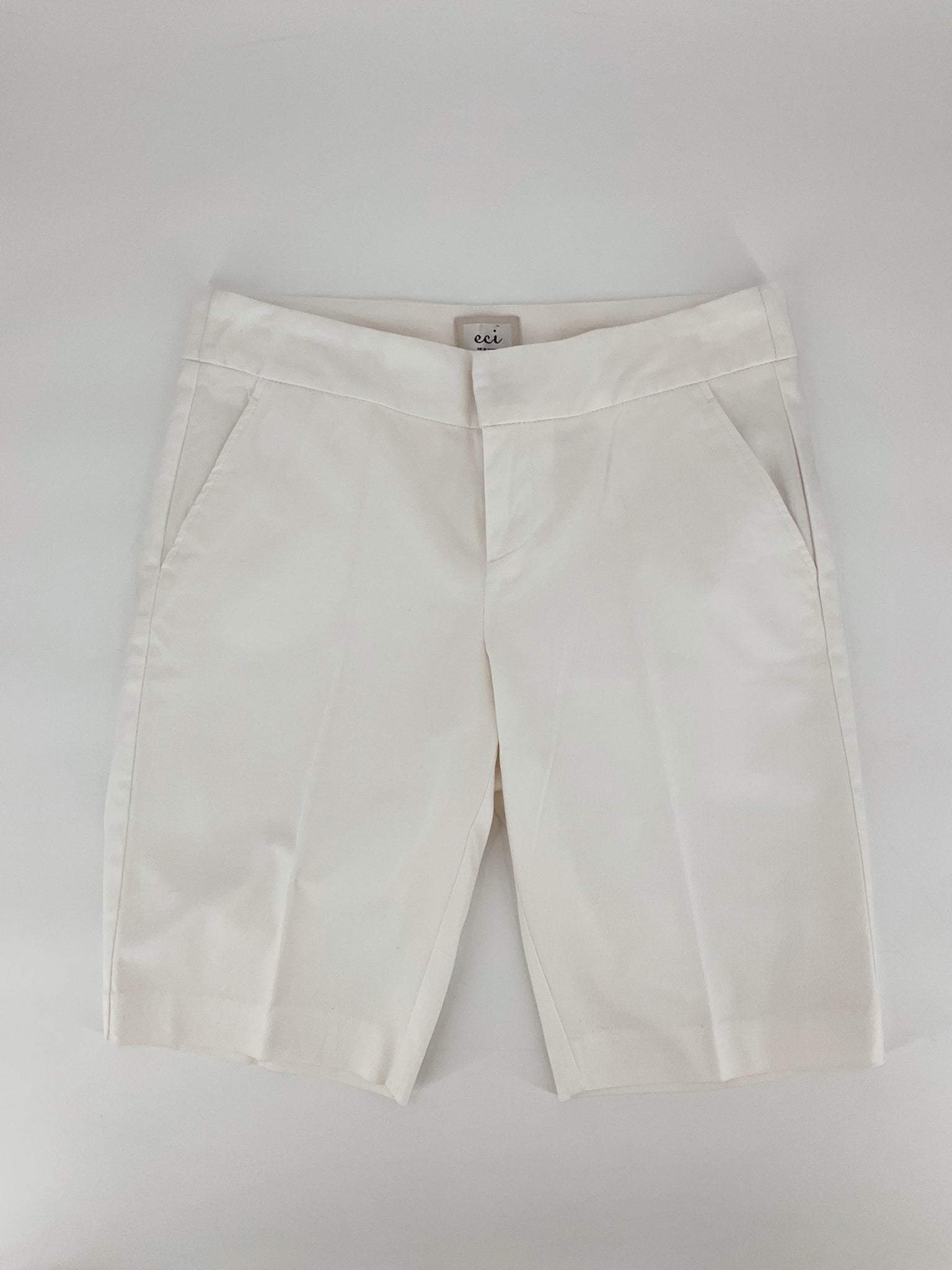 Eci White Solid Pre-Owned Ladies Shorts - Size 6 - Margaret’s Fine Consignment