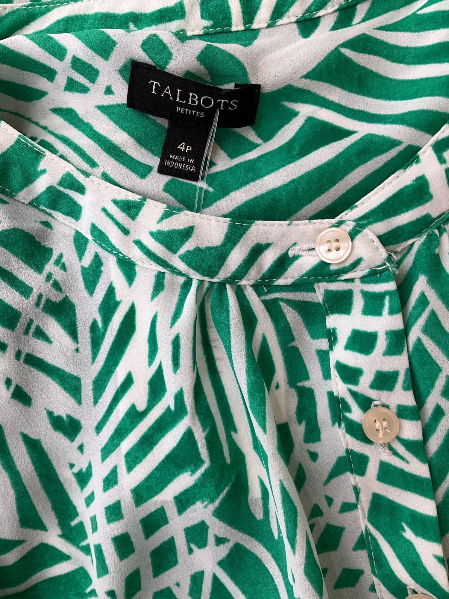 Talbots Green/White Print Pre-Owned Ladies Top - Size 4 Petite