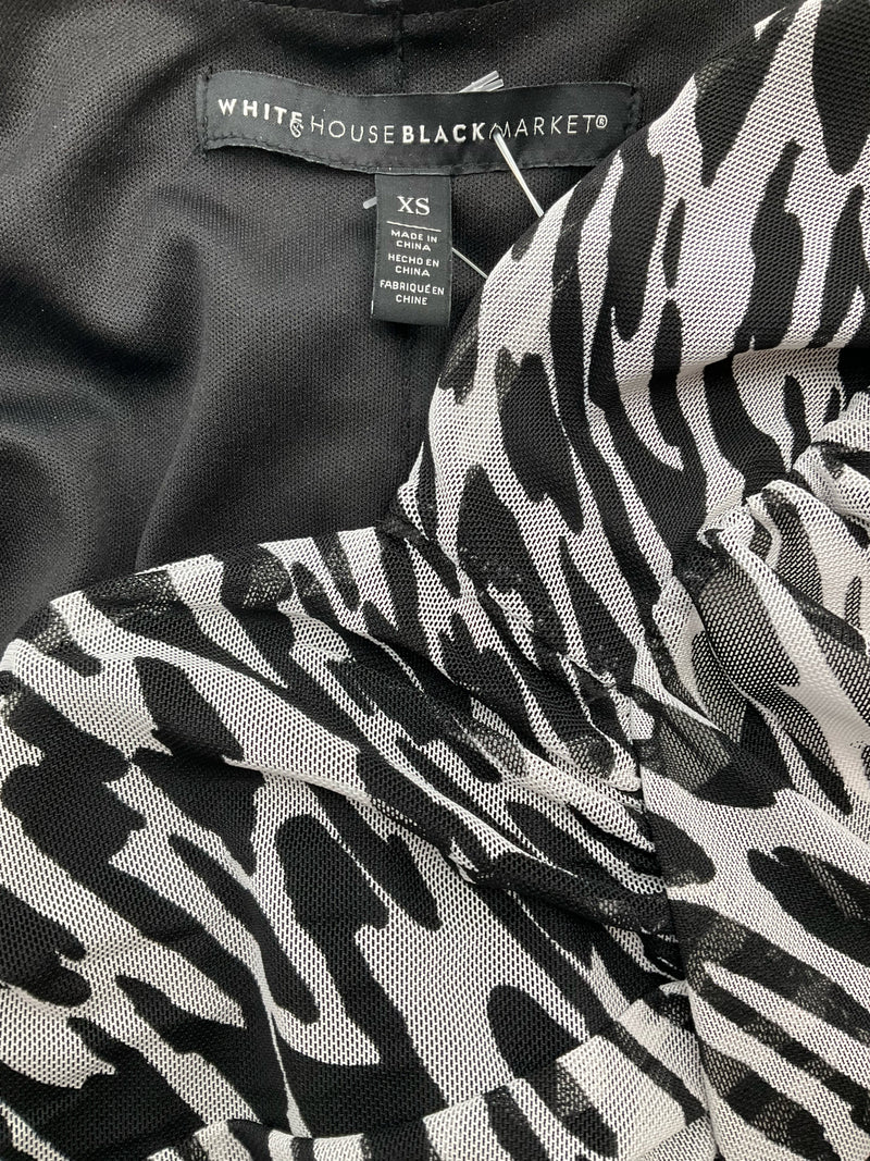 White House Black Market White/Black Print Pre-Owned Ladies Top - Size XS