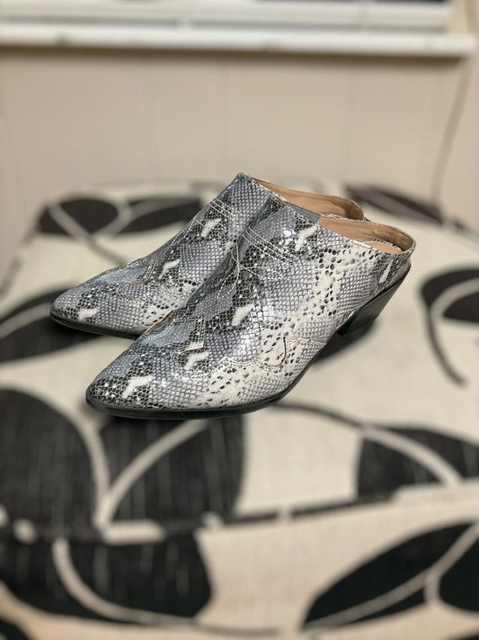 Espirit Shoe Size 11 Gray Snake Print Clogs