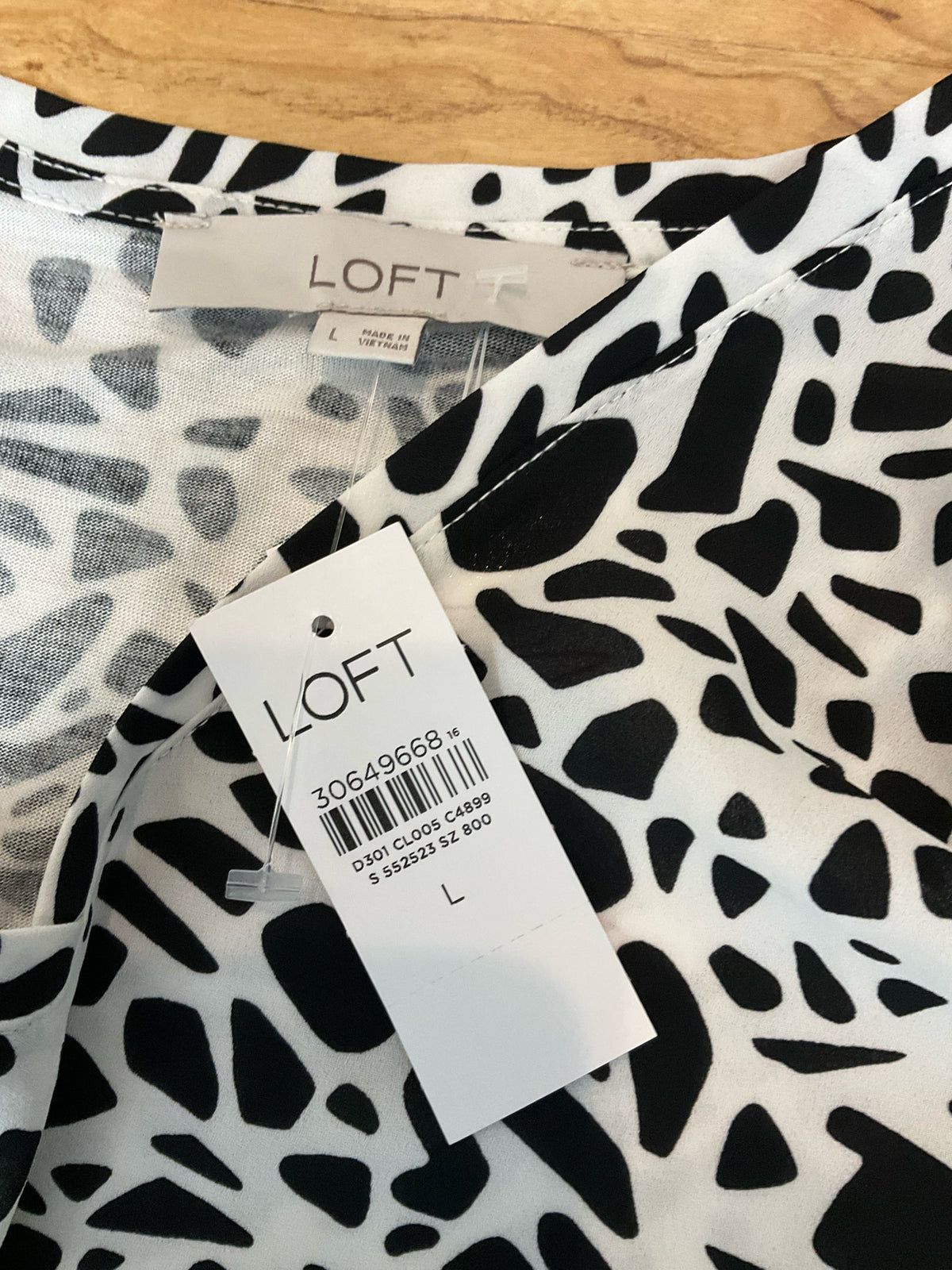 LOFT Black and White Abstract Animal Print Long Sleeve V-Neck Blouse - Size Large - ONLINE ONLY