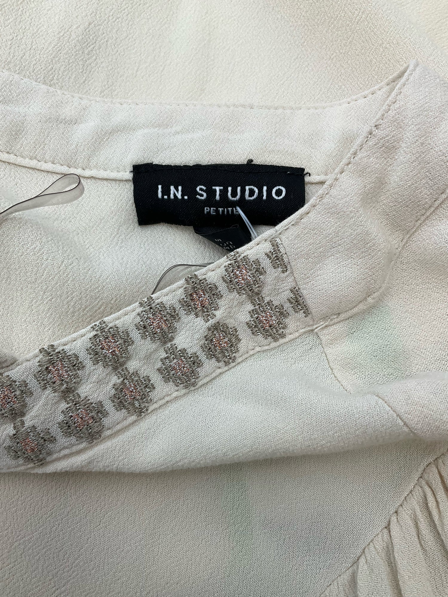 in studio Tan Solid Pre-Owned Ladies Casual Top - Size Medium Petite - Margaret’s Fine Consignment