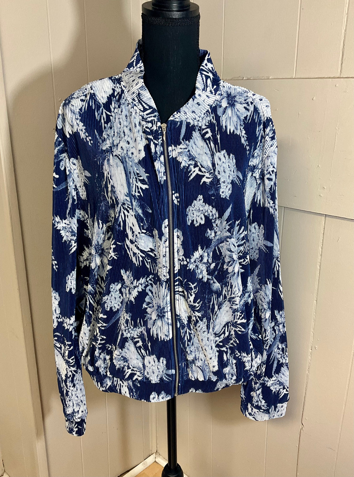 Soho Size XL white/navy Floral Jacket